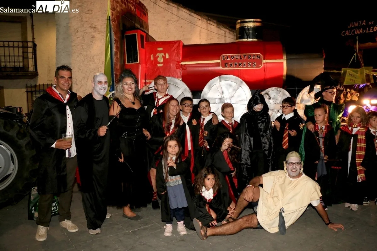 Espectacular desfile de carrozas en Pereña de la Ribera / CORRAL