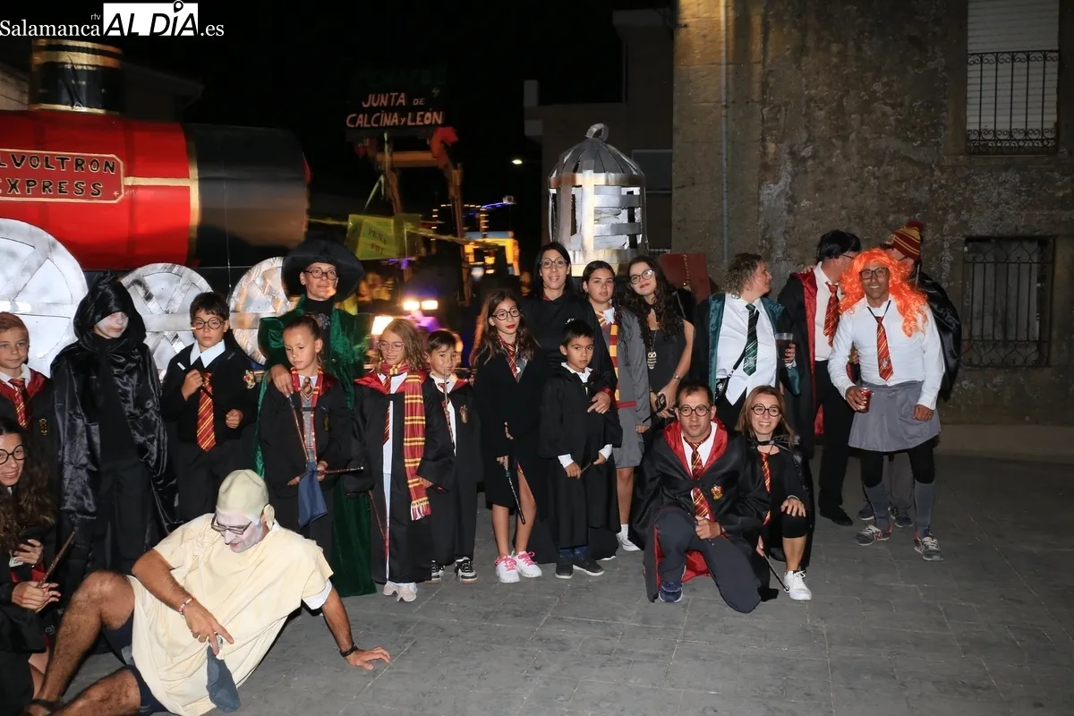 Espectacular desfile de carrozas en Pereña de la Ribera / CORRAL