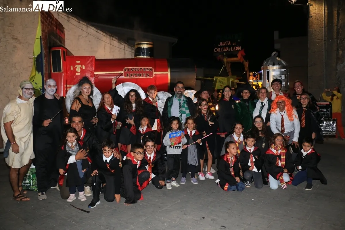 Espectacular desfile de carrozas en Pereña de la Ribera / CORRAL