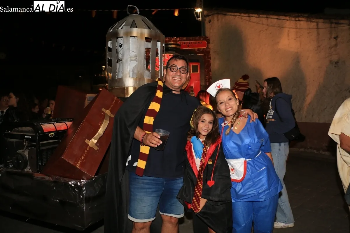 Espectacular desfile de carrozas en Pereña de la Ribera / CORRAL