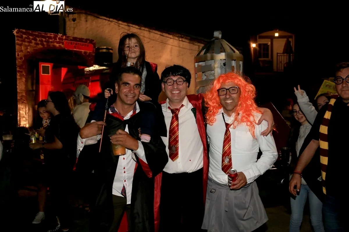 Espectacular desfile de carrozas en Pereña de la Ribera / CORRAL