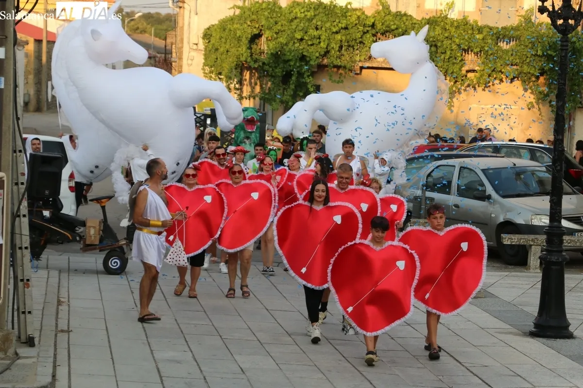 Apoteósico desfile y concurso de disfraces para comenzar las fiestas en Almendra / CORRAL 