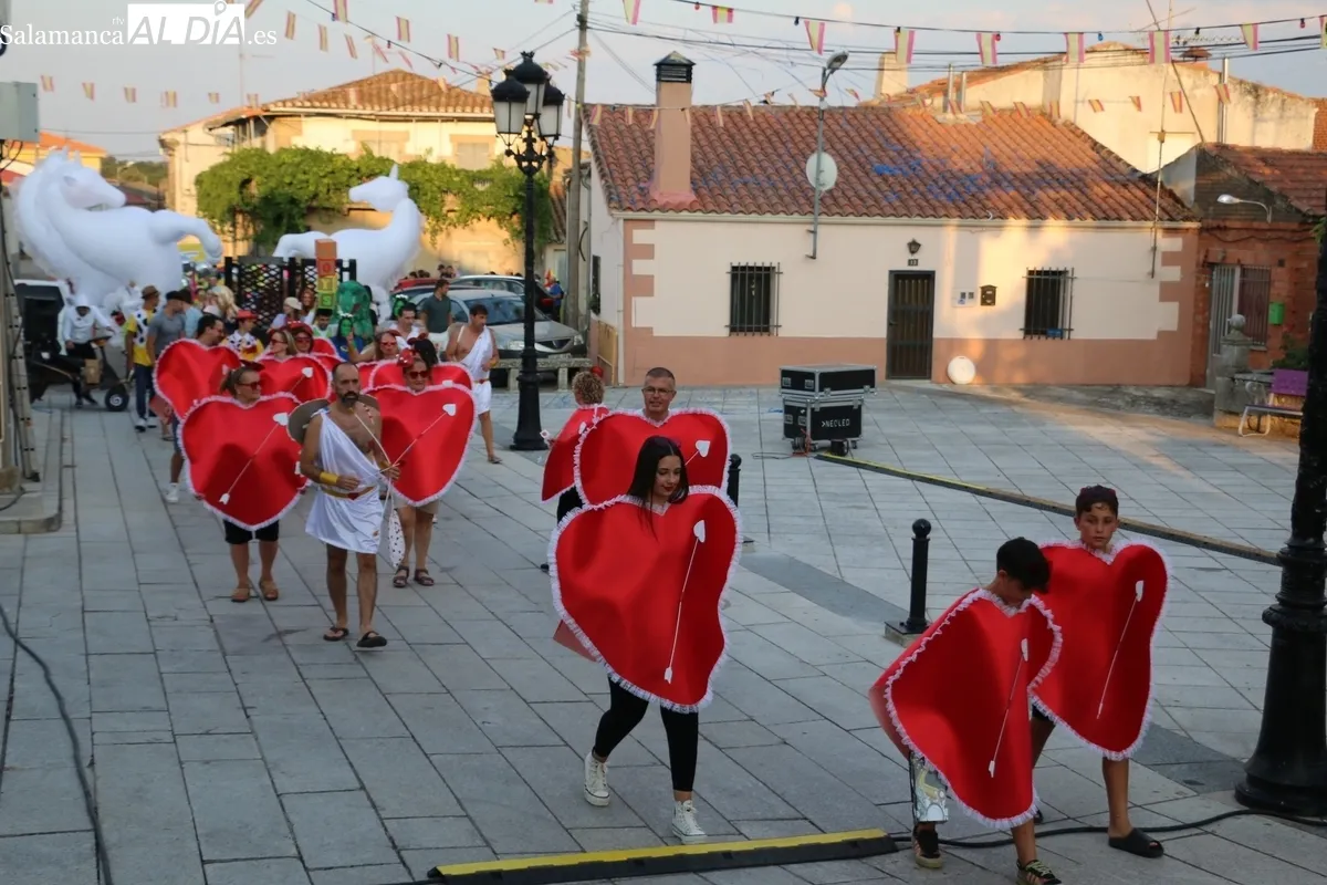 Apoteósico desfile y concurso de disfraces para comenzar las fiestas en Almendra / CORRAL 