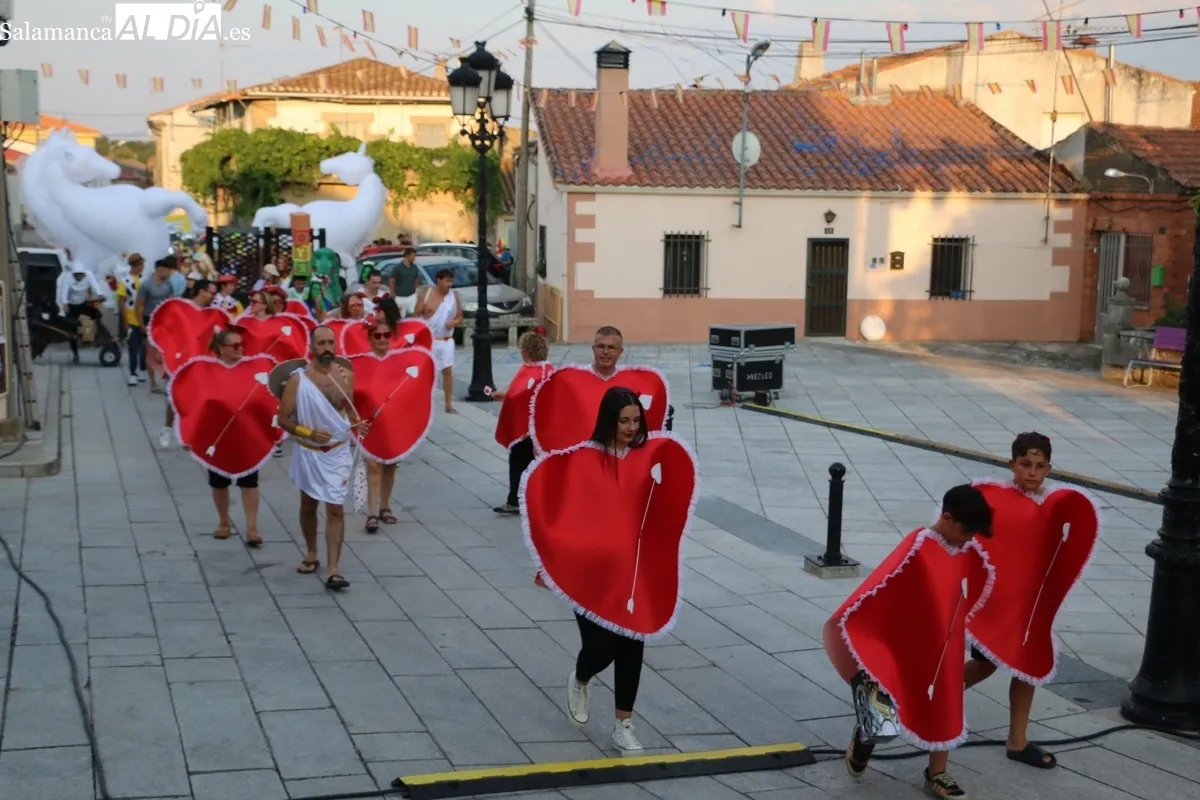 Apoteósico desfile y concurso de disfraces para comenzar las fiestas en Almendra / CORRAL 