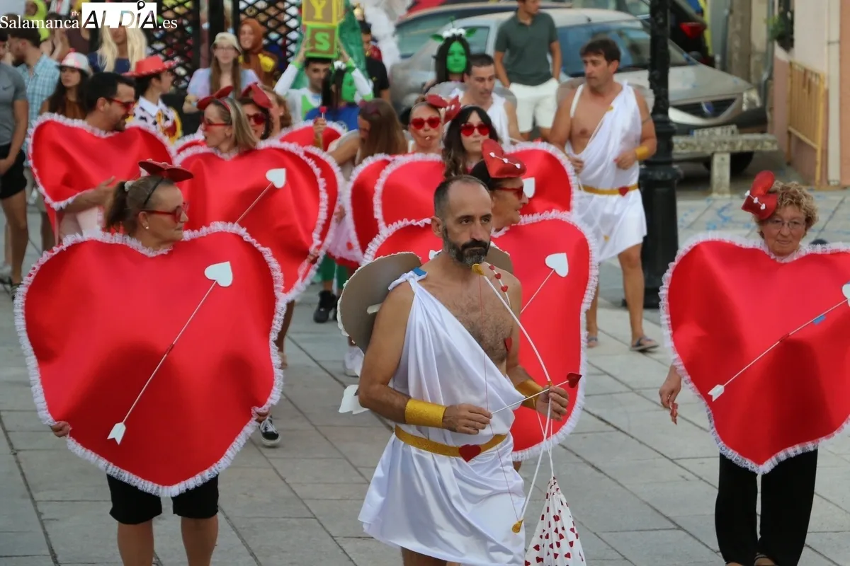 Apoteósico desfile y concurso de disfraces para comenzar las fiestas en Almendra / CORRAL 