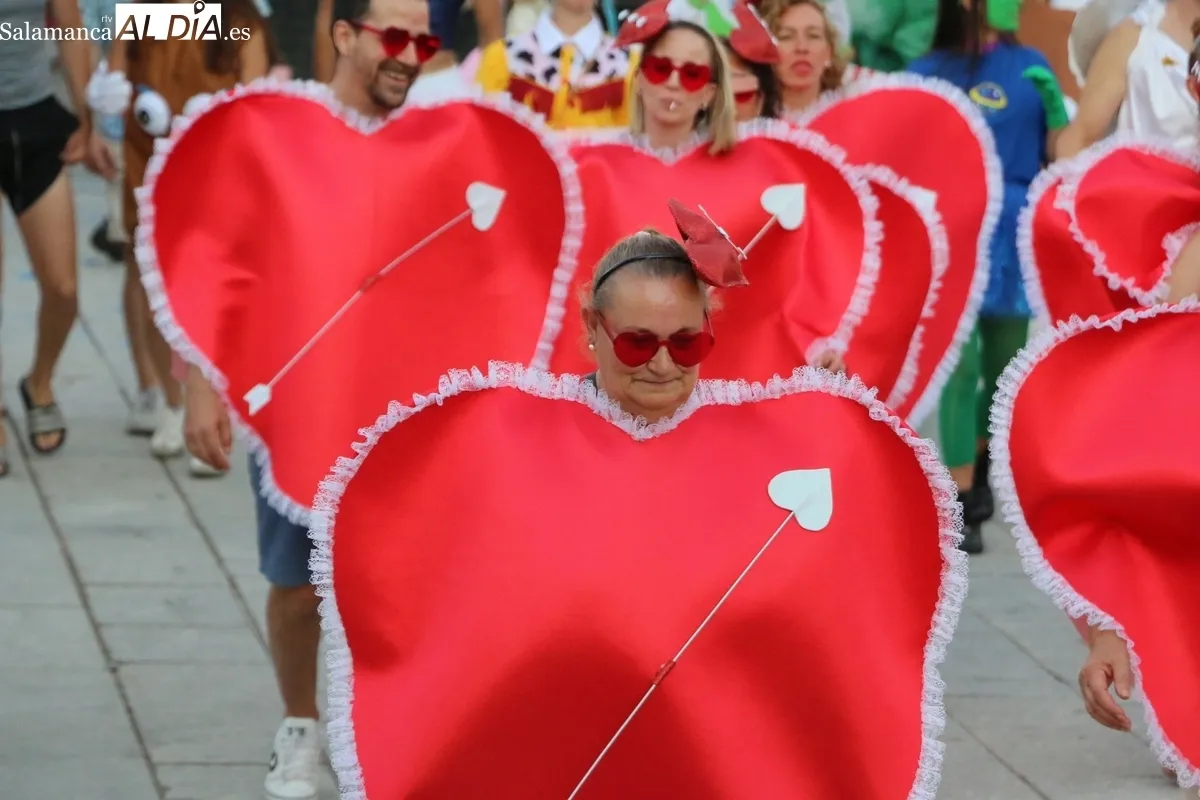 Apoteósico desfile y concurso de disfraces para comenzar las fiestas en Almendra / CORRAL 