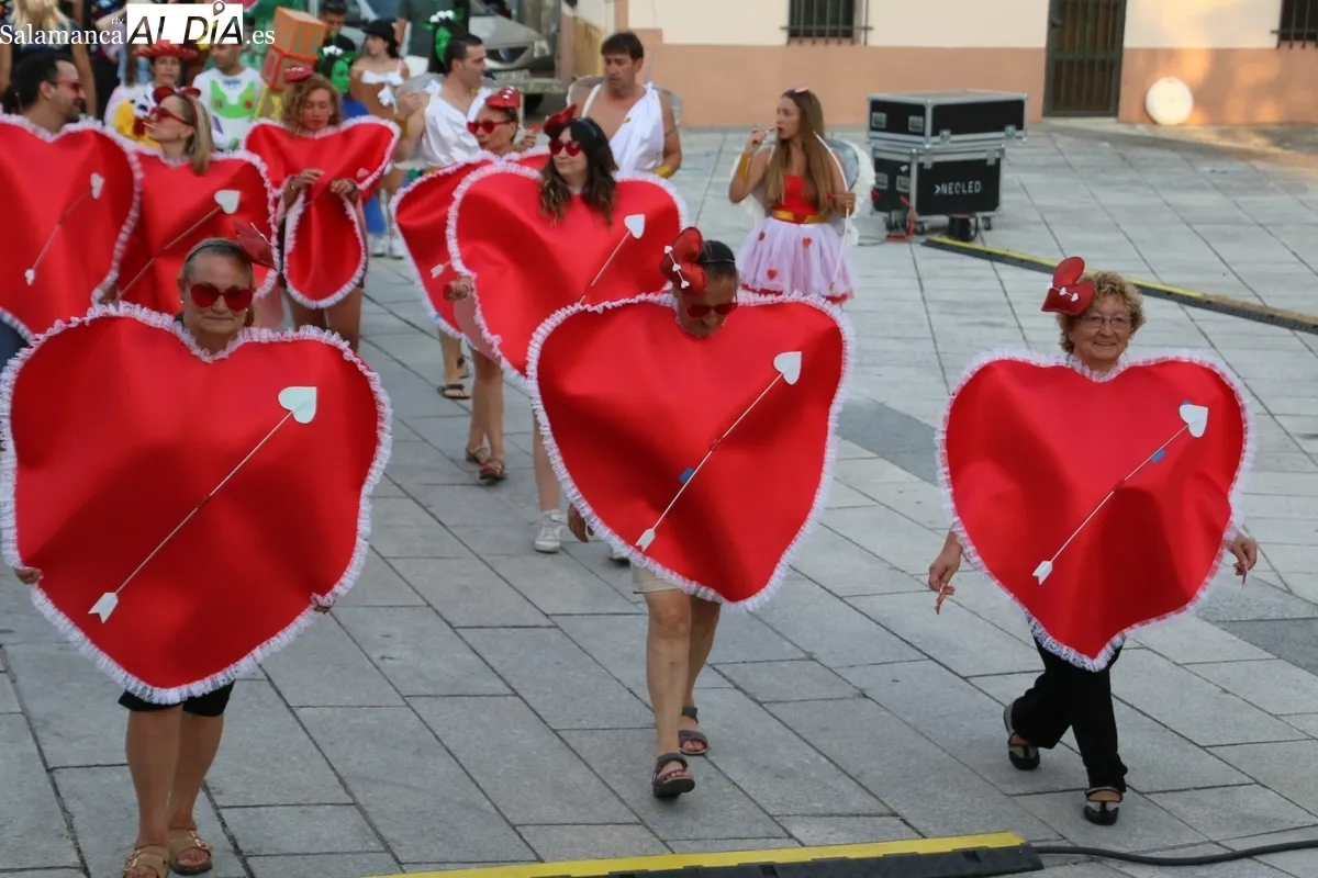 Apoteósico desfile y concurso de disfraces para comenzar las fiestas en Almendra / CORRAL 