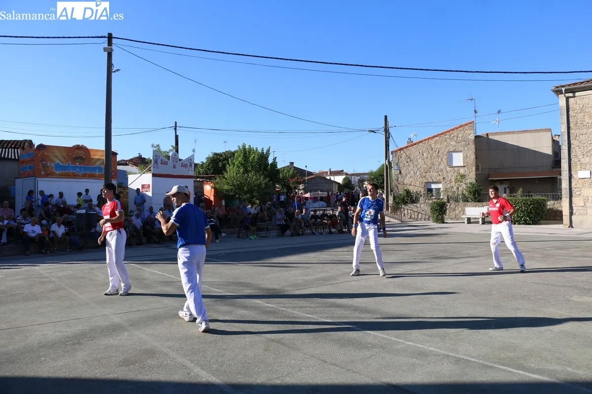 Vibrante partido de pelota en Encinasola de los Comendadores / CORRAL