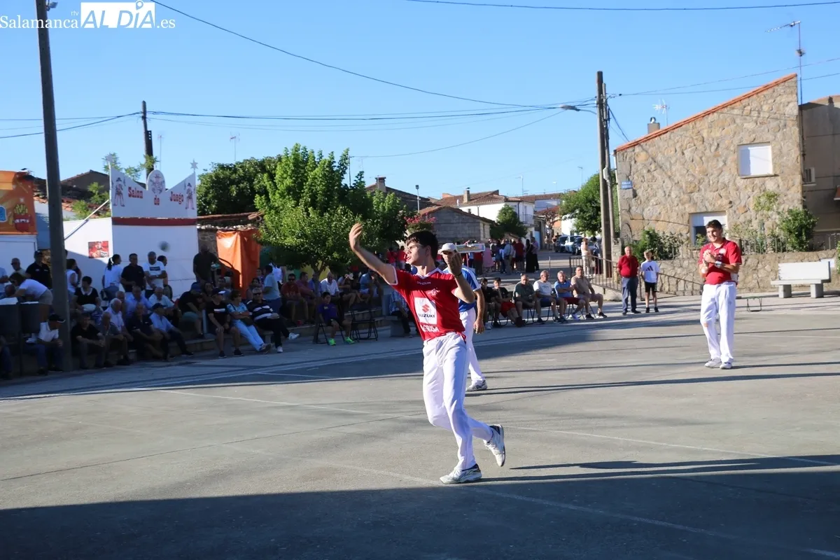 Vibrante partido de pelota en Encinasola de los Comendadores / CORRAL
