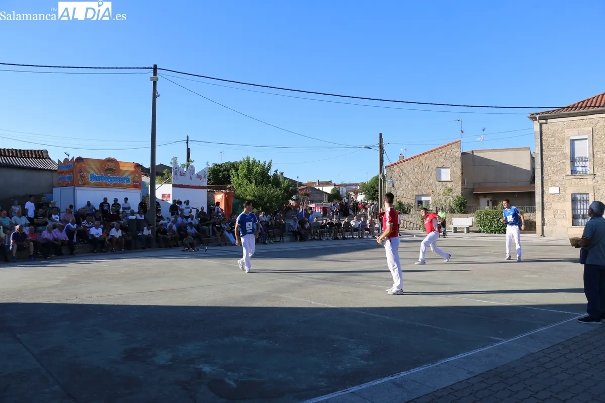 Vibrante partido de pelota en Encinasola de los Comendadores / CORRAL
