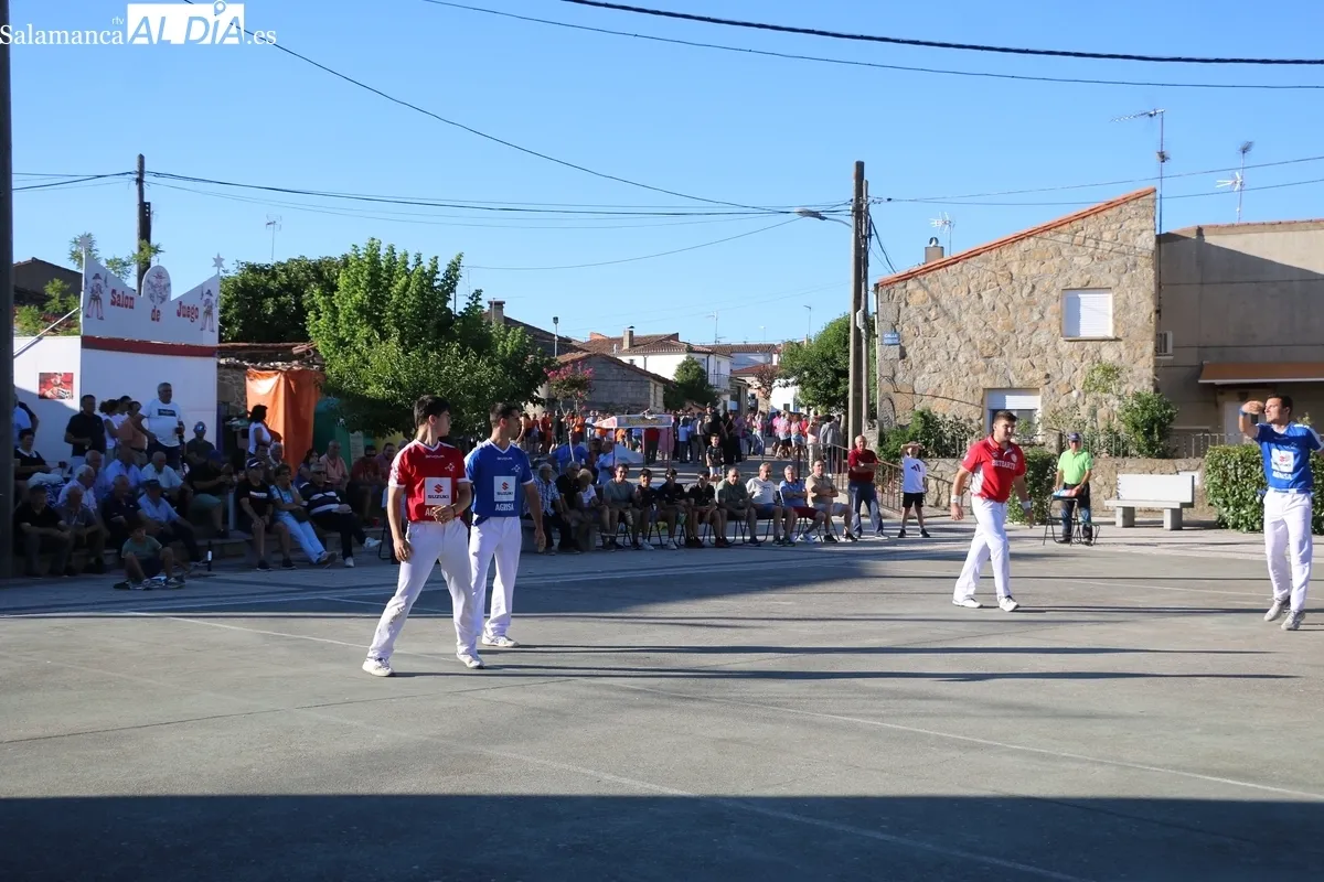 Vibrante partido de pelota en Encinasola de los Comendadores / CORRAL
