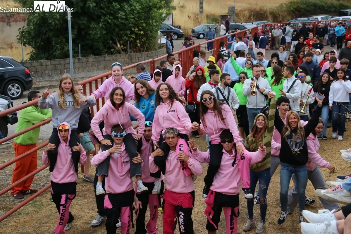 Bonito y rápidísimo encierro de Valdeflores en Pereña animado por las peñas y la charanga La Escala 2.0 / CORRAL Y SÁNCHEZ