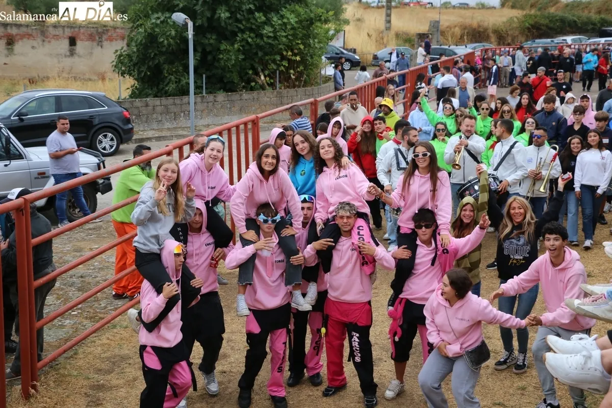 Bonito y rápidísimo encierro de Valdeflores en Pereña animado por las peñas y la charanga La Escala 2.0 / CORRAL Y SÁNCHEZ