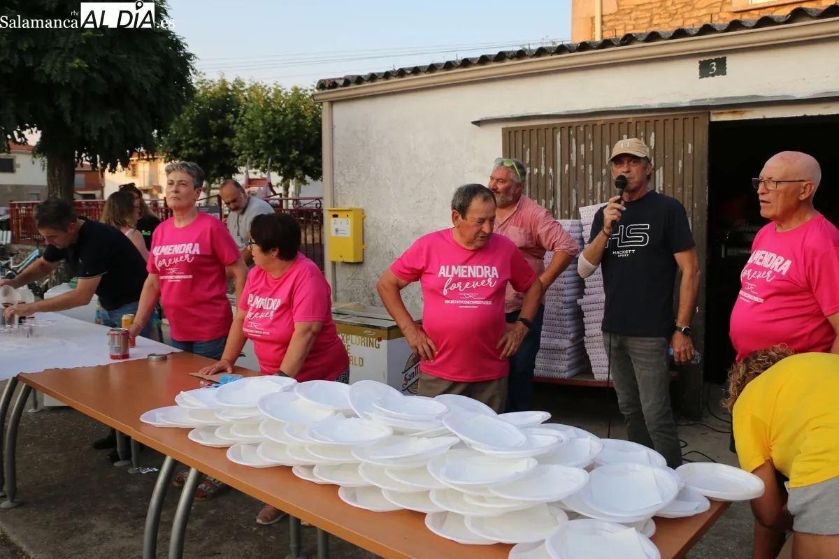 En torno a unas 500 personas asistían a la merienda-cena a base empanada de distintos tipos y hornazo / CORRAL