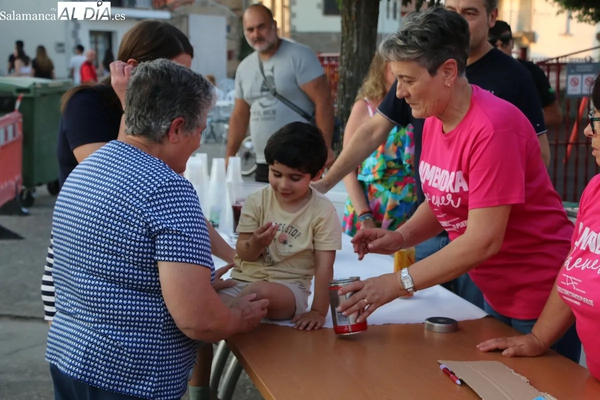 En torno a unas 500 personas asistían a la merienda-cena a base empanada de distintos tipos y hornazo / CORRAL