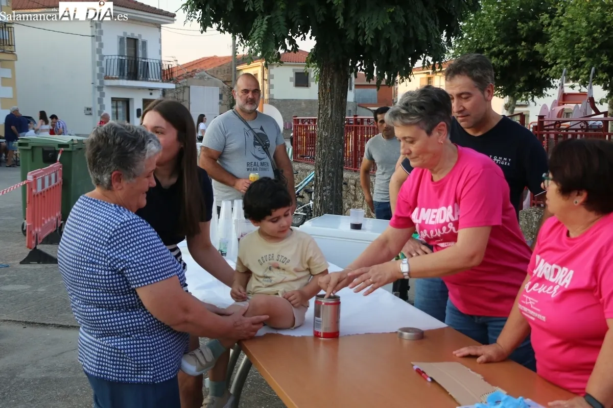 En torno a unas 500 personas asistían a la merienda-cena a base empanada de distintos tipos y hornazo / CORRAL