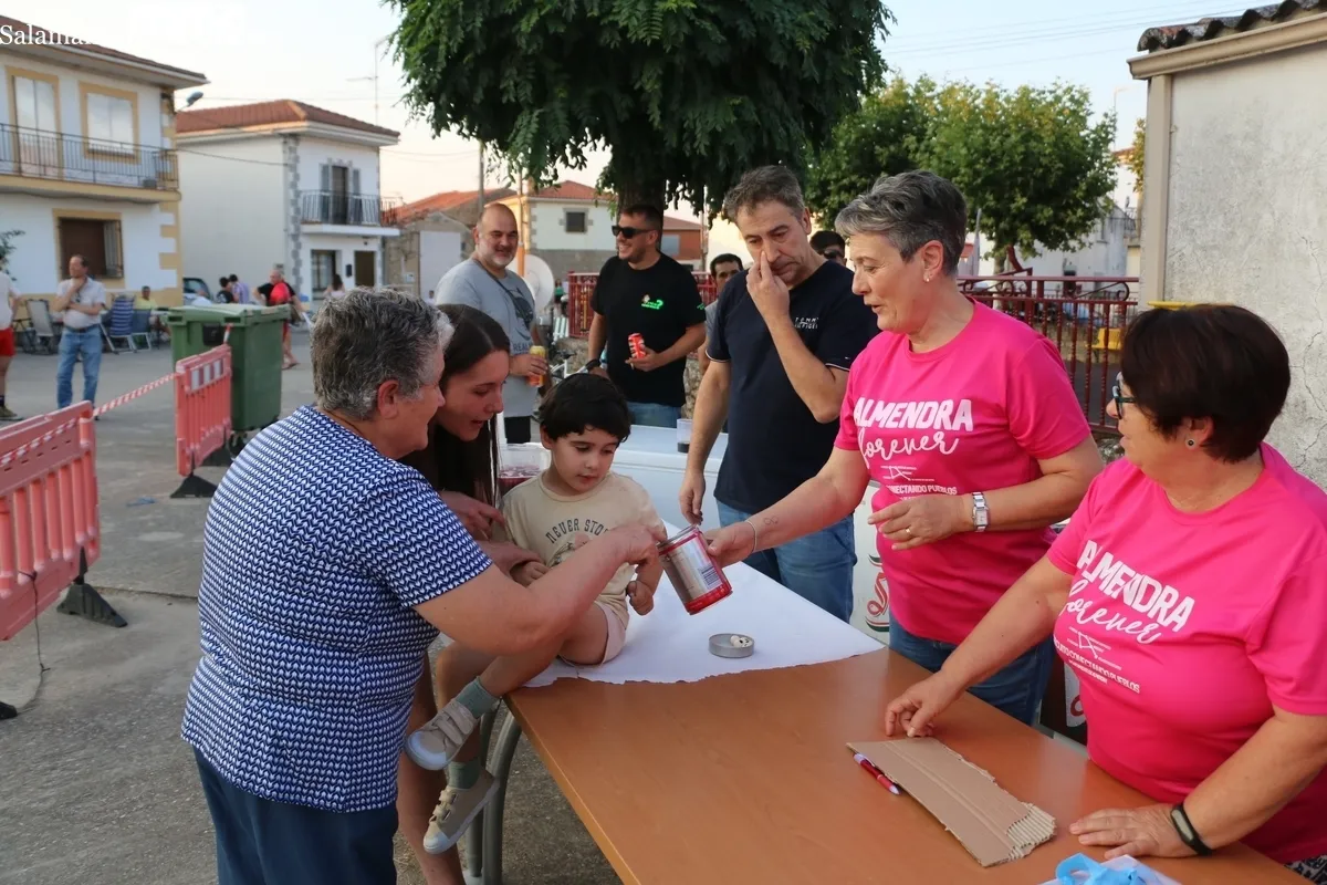 En torno a unas 500 personas asistían a la merienda-cena a base empanada de distintos tipos y hornazo / CORRAL