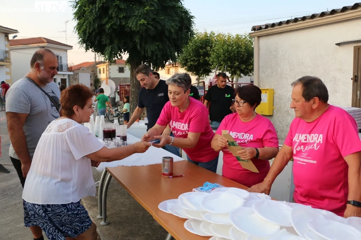 En torno a unas 500 personas asistían a la merienda-cena a base empanada de distintos tipos y hornazo / CORRAL