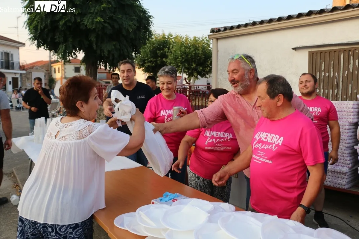En torno a unas 500 personas asistían a la merienda-cena a base empanada de distintos tipos y hornazo / CORRAL