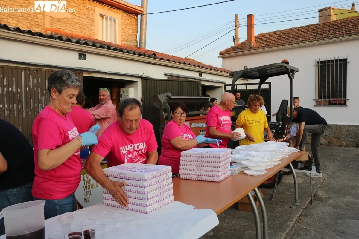 En torno a unas 500 personas asistían a la merienda-cena a base empanada de distintos tipos y hornazo / CORRAL