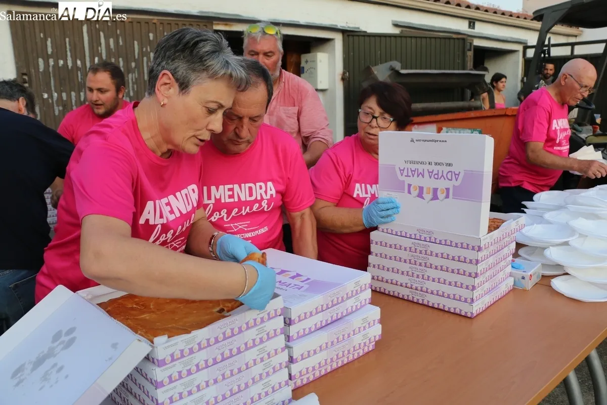 En torno a unas 500 personas asistían a la merienda-cena a base empanada de distintos tipos y hornazo / CORRAL