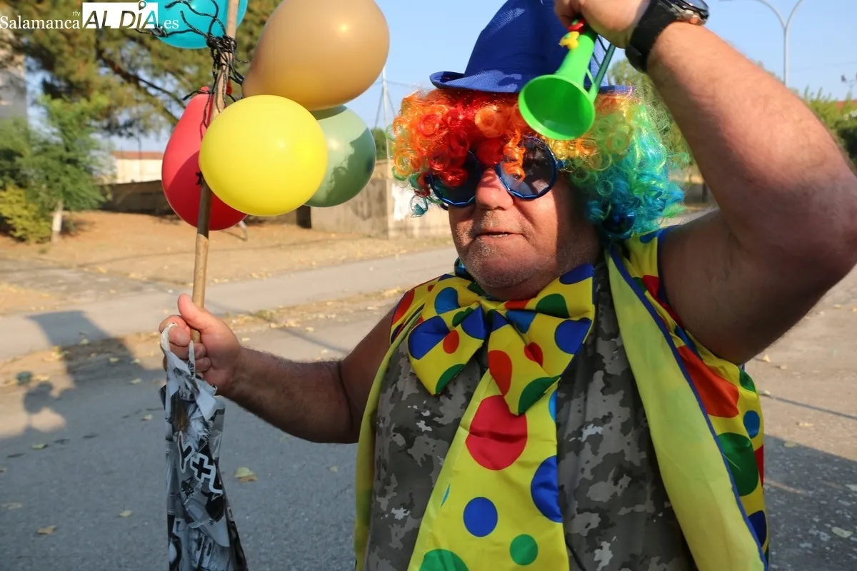 Animado y participativo desfile de peñas y carrozas en Cerralbo / CORRAL
