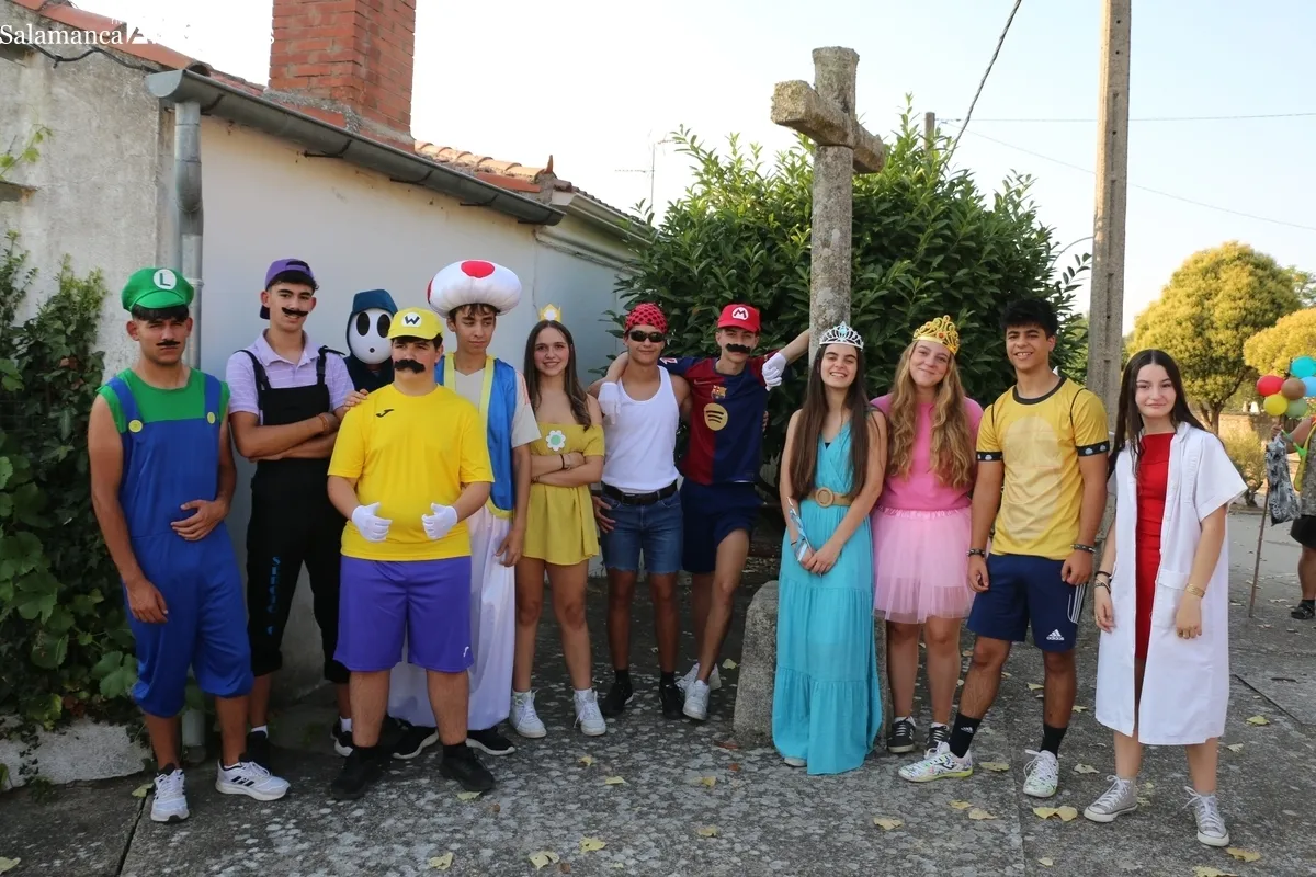 Animado y participativo desfile de peñas y carrozas en Cerralbo / CORRAL