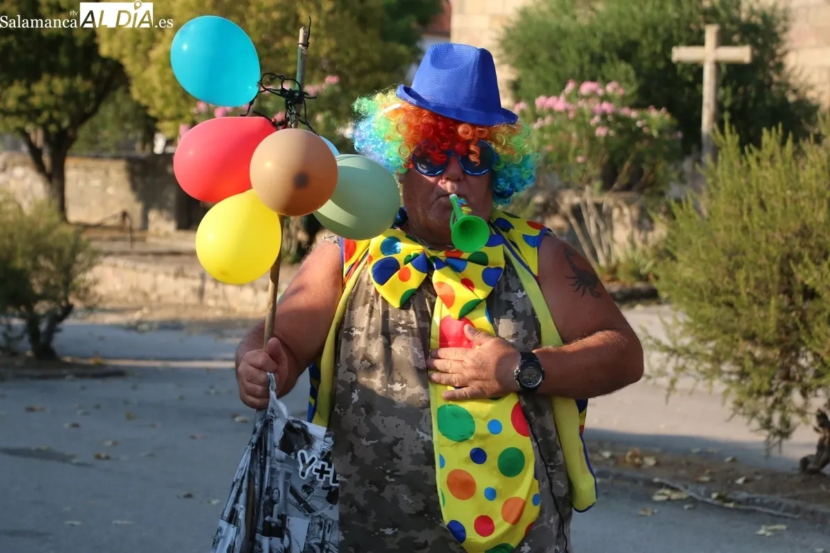 Animado y participativo desfile de peñas y carrozas en Cerralbo / CORRAL