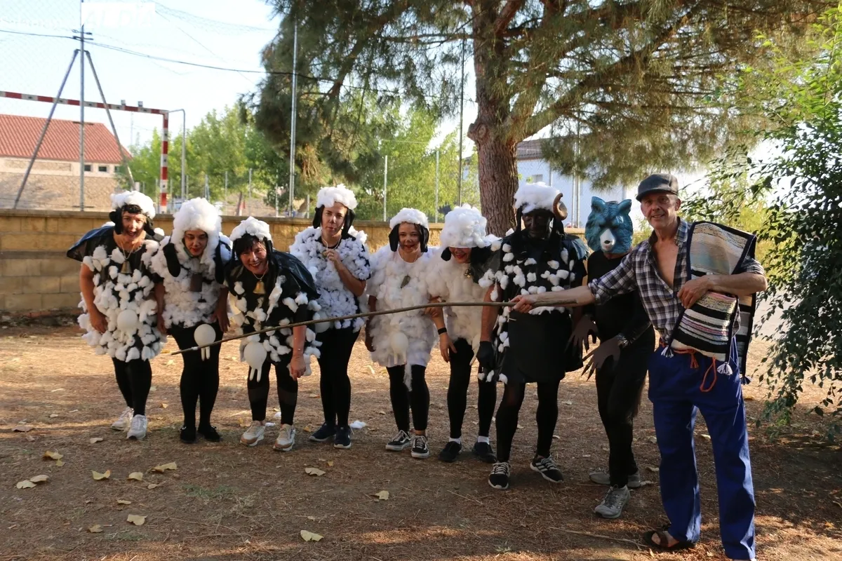 Animado y participativo desfile de peñas y carrozas en Cerralbo / CORRAL