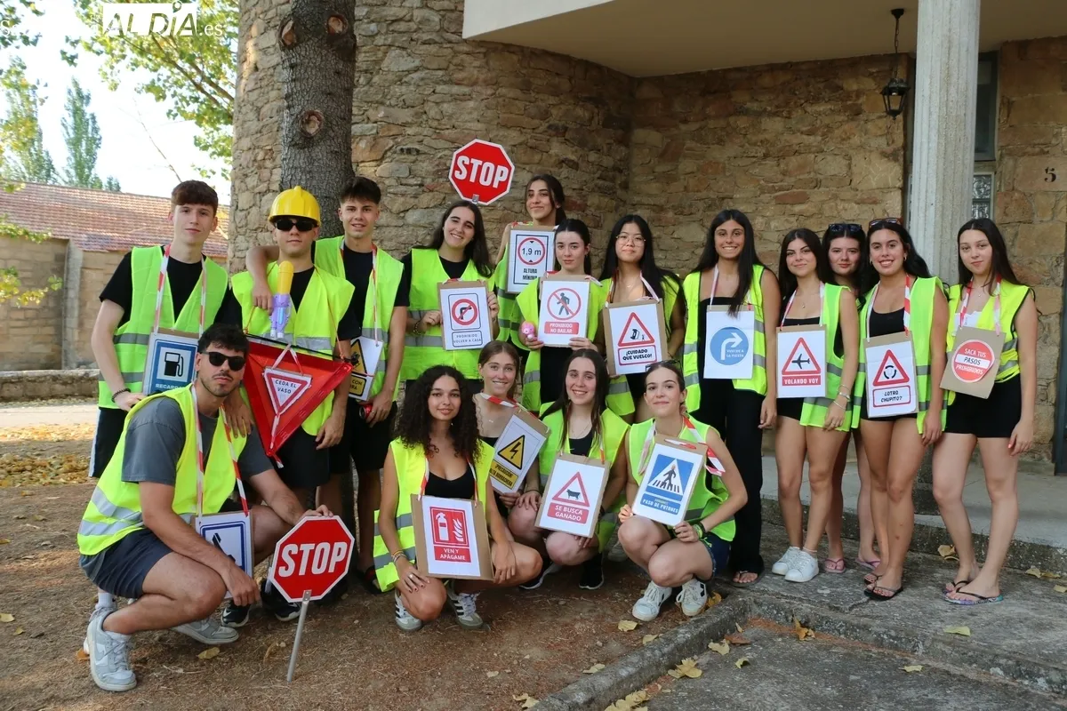 Animado y participativo desfile de peñas y carrozas en Cerralbo / CORRAL