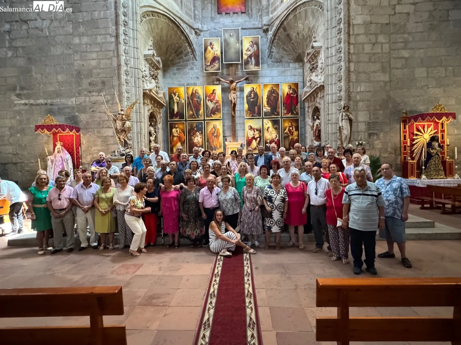 Foto 4 - Emoci&oacute;n, abrazos y homenajes sorpresa en la fiesta anual de la Asociaci&oacute;n de Mayores San Miguel