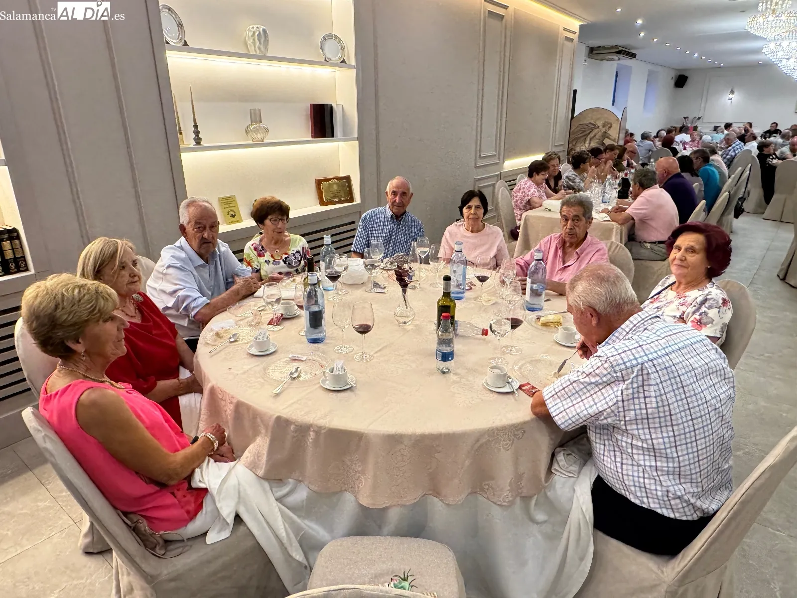 Foto 7 - Emoci&oacute;n, abrazos y homenajes sorpresa en la fiesta anual de la Asociaci&oacute;n de Mayores San Miguel