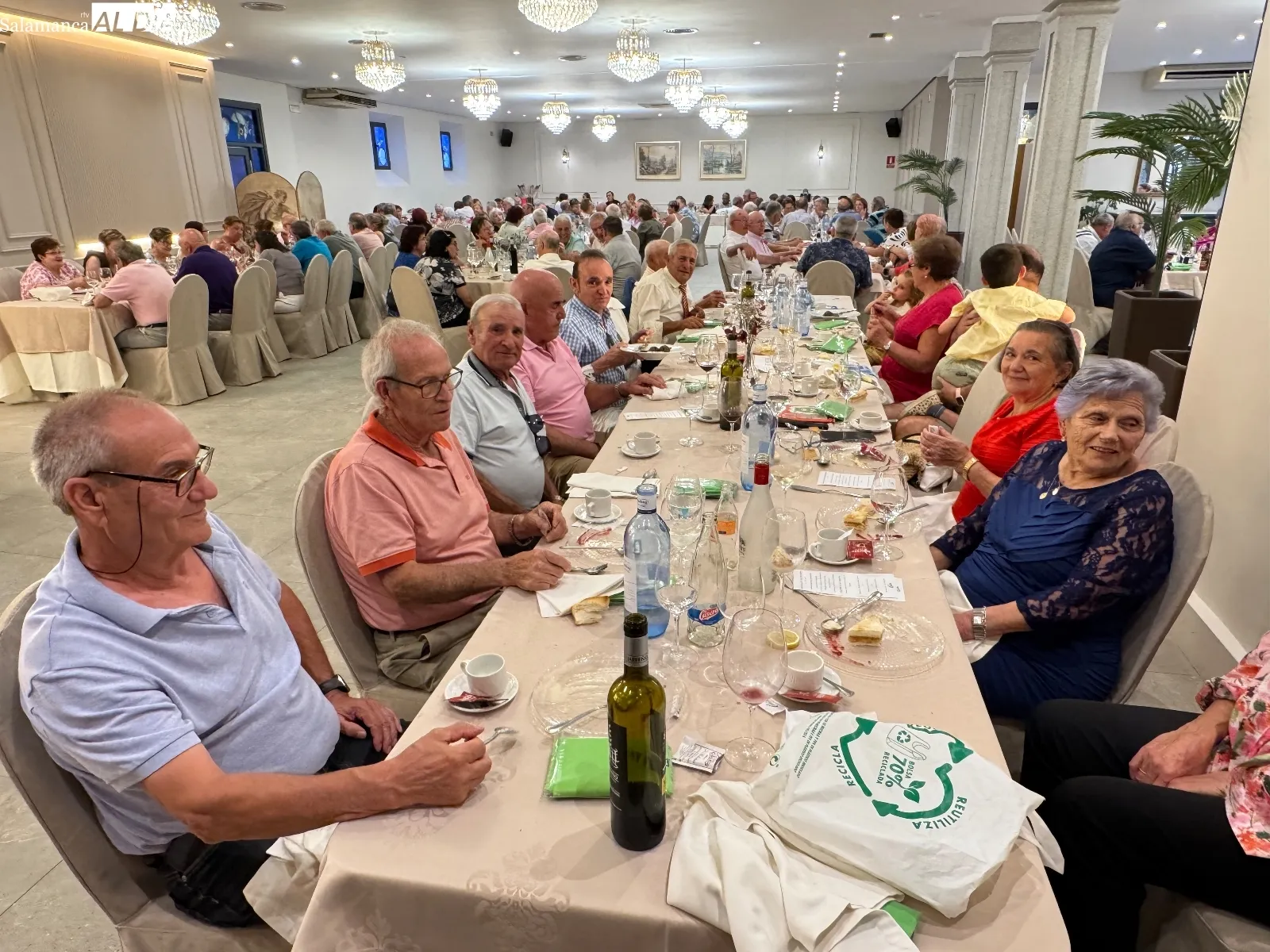 Foto 8 - Emoci&oacute;n, abrazos y homenajes sorpresa en la fiesta anual de la Asociaci&oacute;n de Mayores San Miguel