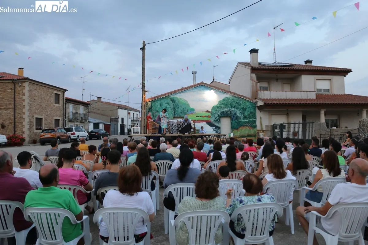 El público se ha reído con el sainete de José Cedena interpretado por el grupo de teatro de El Cubo de Don Sancho / CORRAL 