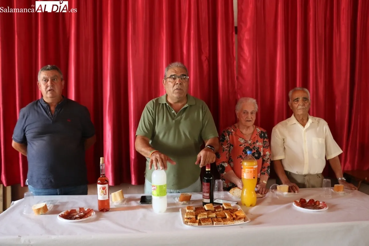 Leandro García y Teresa Arroyo recibieron una placa y un ramo de flores en el homenaje a los mayores en Peralejos de Abajo / CORRAL