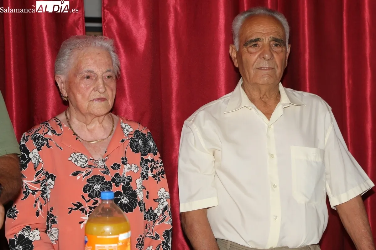Leandro García y Teresa Arroyo recibieron una placa y un ramo de flores en el homenaje a los mayores en Peralejos de Abajo / CORRAL