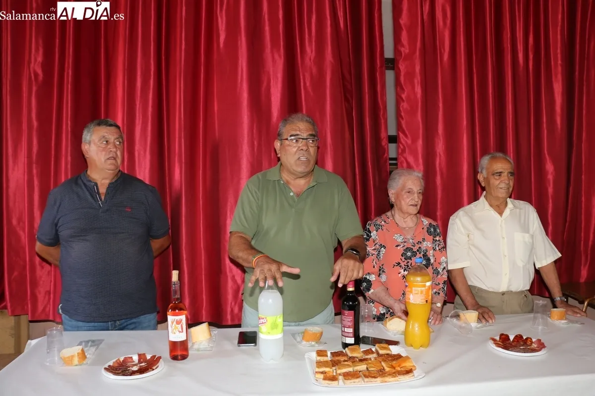 Leandro García y Teresa Arroyo recibieron una placa y un ramo de flores en el homenaje a los mayores en Peralejos de Abajo / CORRAL