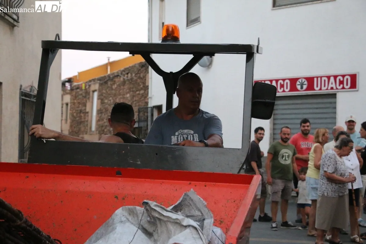 Pancetada popular en la que se repartieron 90 kilos de panceta en montaditos y con sangría / CORRAL