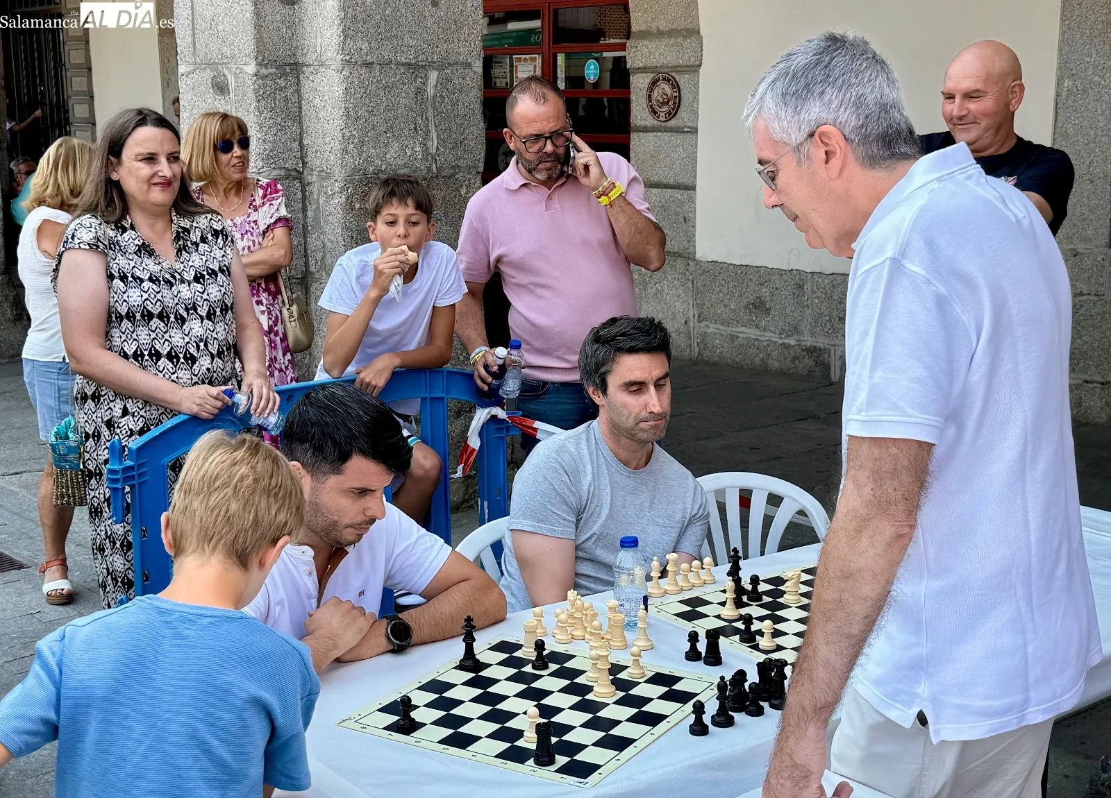 Foto 4 - Buen ambiente y expectaci&oacute;n acompa&ntilde;an a las partidas simult&aacute;neas de ajedrez para grandes y peque&ntilde;os