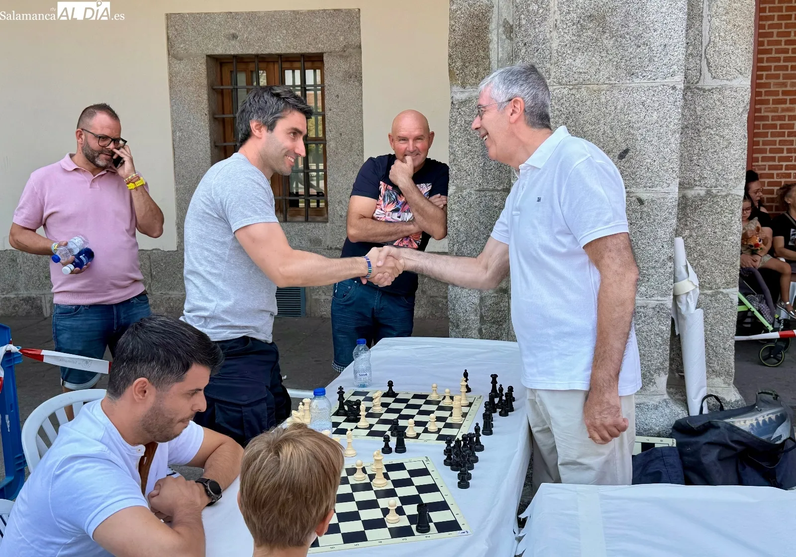 Foto 3 - Buen ambiente y expectaci&oacute;n acompa&ntilde;an a las partidas simult&aacute;neas de ajedrez para grandes y peque&ntilde;os