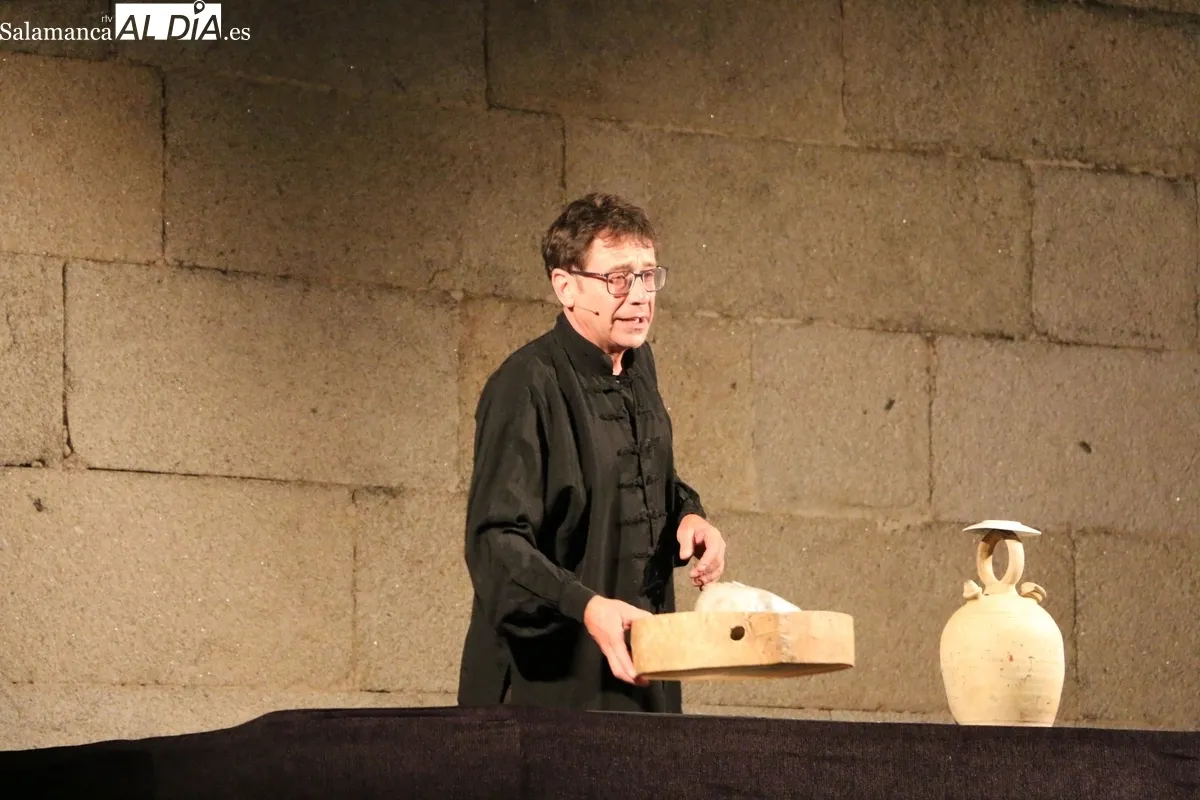 Representación de la Chana Teatro y su 'Gaudamus' en Cerezal de Peñahorcada / CORRAL