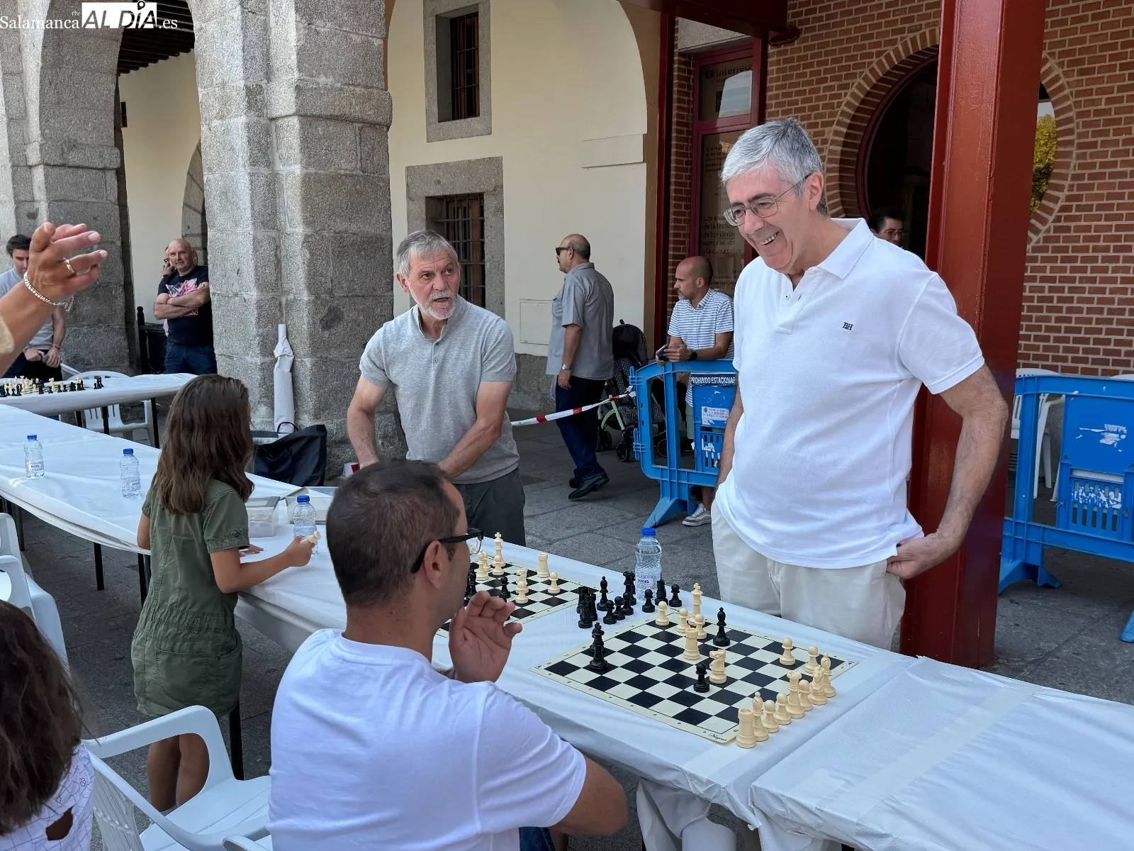 Foto 2 - Buen ambiente y expectaci&oacute;n acompa&ntilde;an a las partidas simult&aacute;neas de ajedrez para grandes y peque&ntilde;os