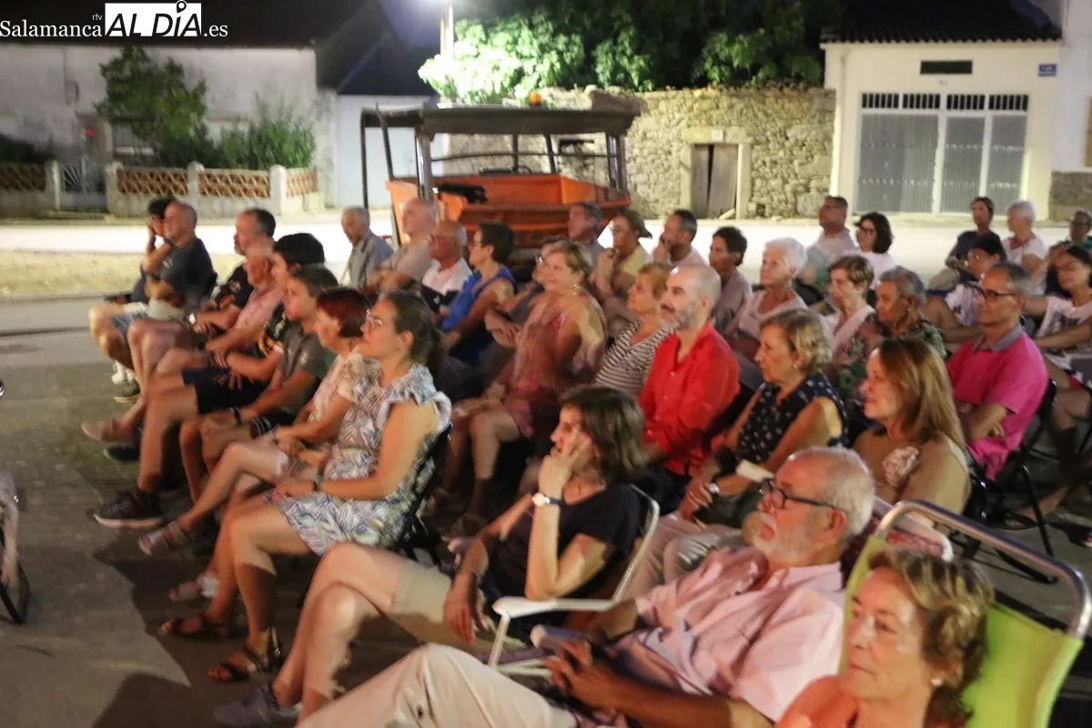 Representación de la Chana Teatro y su 'Gaudamus' en Cerezal de Peñahorcada / CORRAL