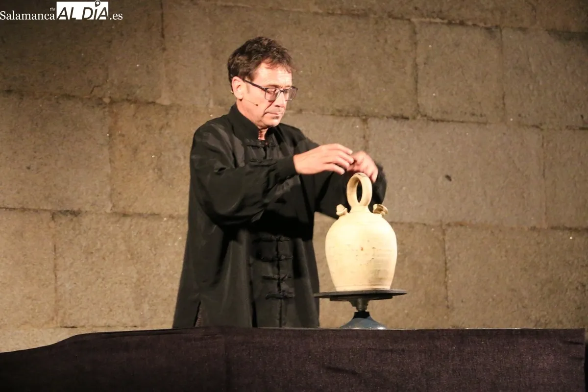 Representación de la Chana Teatro y su 'Gaudamus' en Cerezal de Peñahorcada / CORRAL
