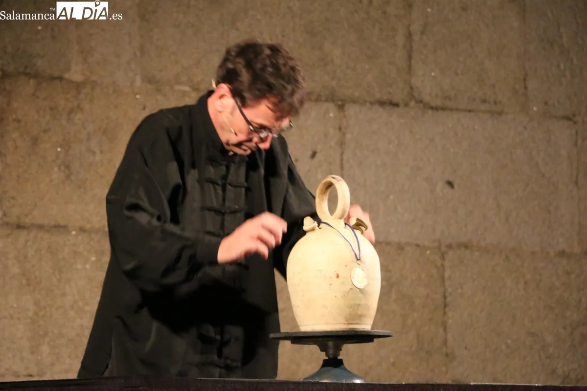 Representación de la Chana Teatro y su 'Gaudamus' en Cerezal de Peñahorcada / CORRAL