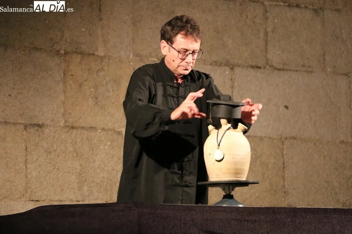 Representación de la Chana Teatro y su 'Gaudamus' en Cerezal de Peñahorcada / CORRAL