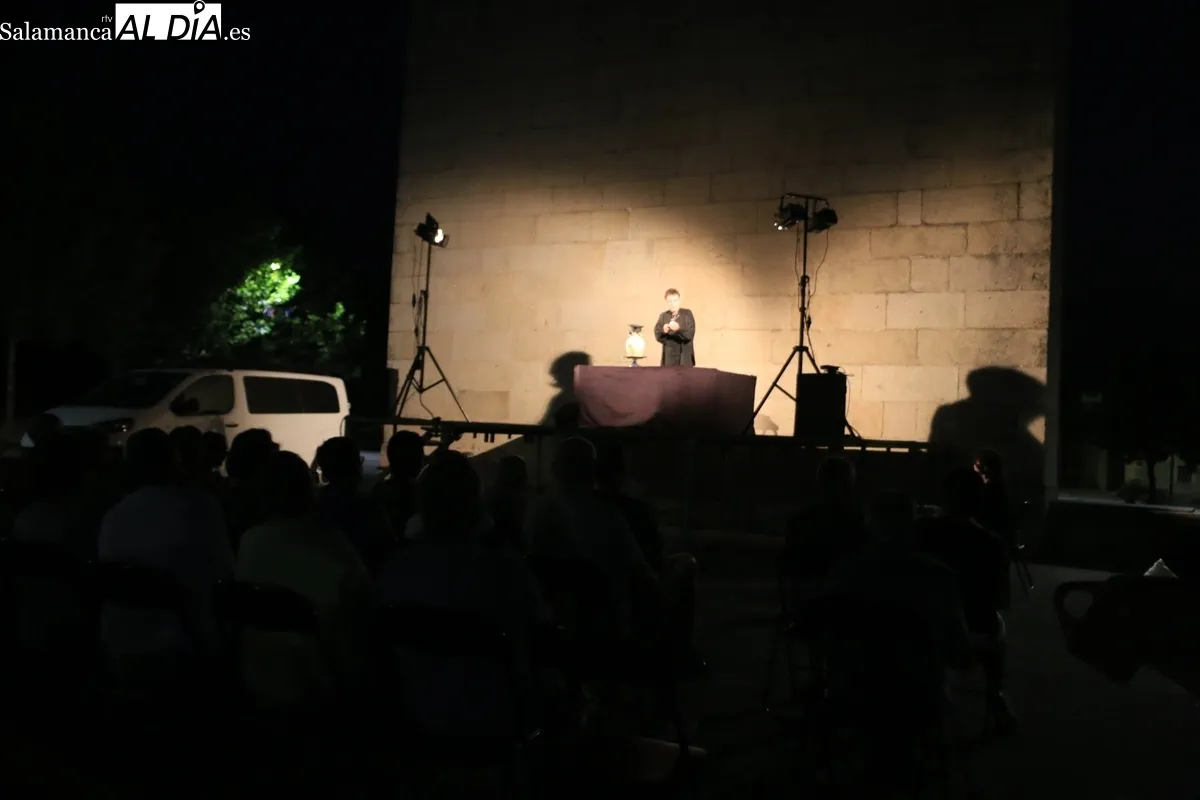 Representación de la Chana Teatro y su 'Gaudamus' en Cerezal de Peñahorcada / CORRAL