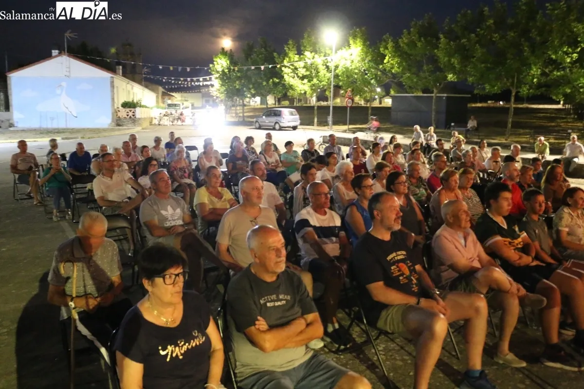 Representación de la Chana Teatro y su 'Gaudamus' en Cerezal de Peñahorcada / CORRAL
