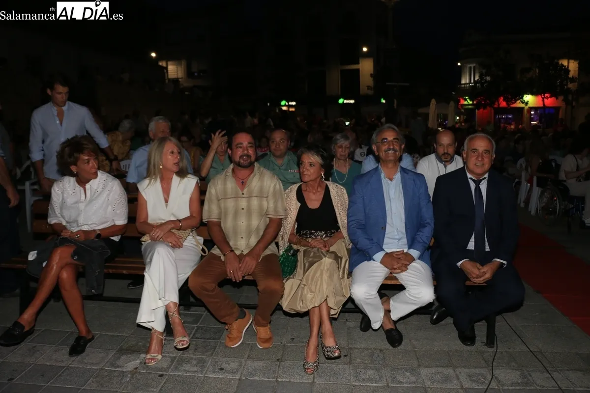 Acto de presentación e imposición de bandas a la Corte de Honor y pregón de las Ferias y Fiestas de Vitigudino 2025 / CORRAL 