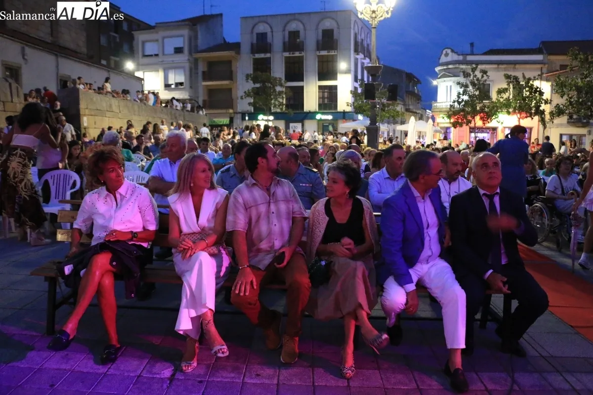 Acto de presentación e imposición de bandas a la Corte de Honor y pregón de las Ferias y Fiestas de Vitigudino 2025 / CORRAL 